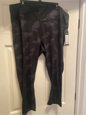 Yogalicious 3X NWT $72 msrp Black and Gray Camo Leggings